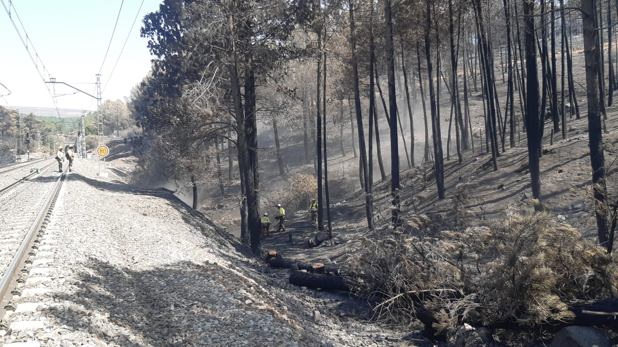 Incendio Las Navas del Marqués junto a la vía del tren./Adif
