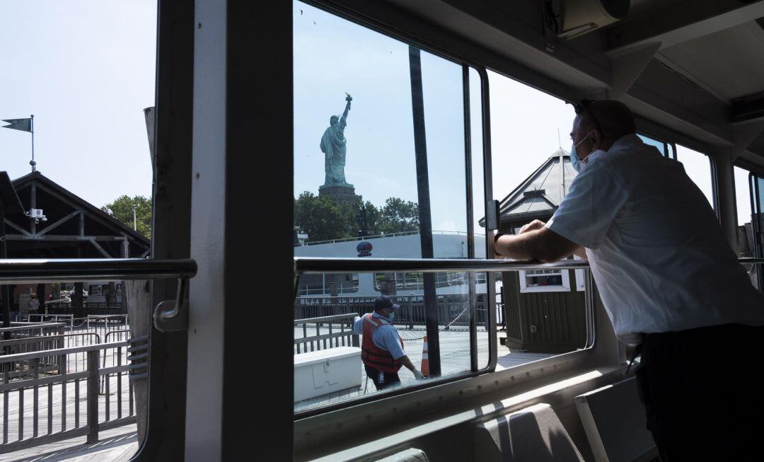 La estatua de la Libertad de Nueva York reabre al público.
