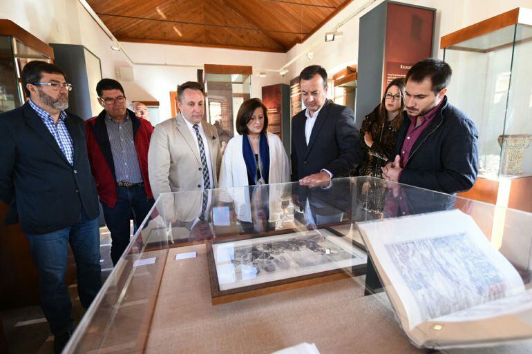 La consejera de Igualdad de la Junta, María José Sánchez, visita el Centro de Información Juvenil de Pinos Puente(Granada)