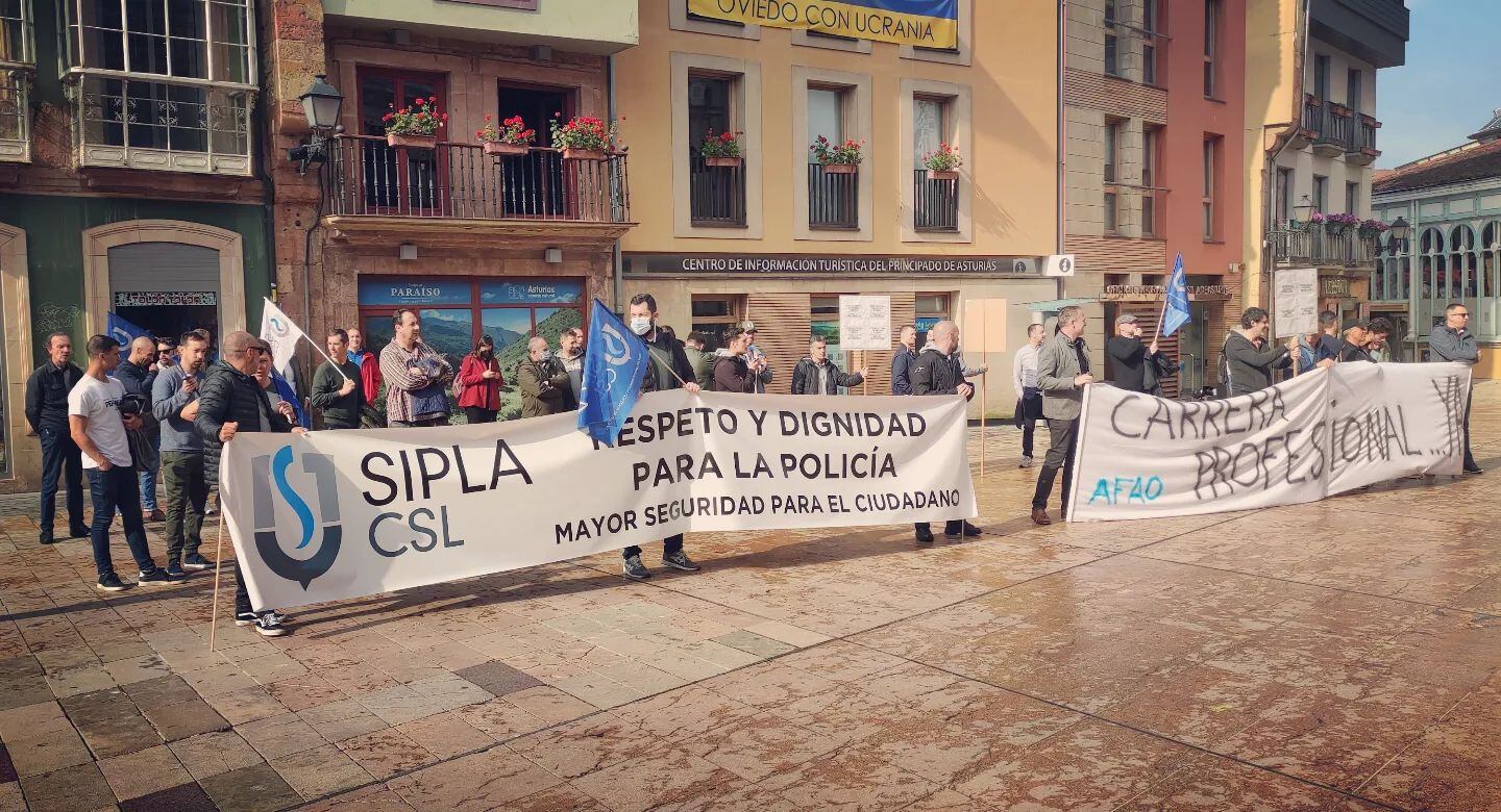 Protesta del SIPLA y funcionarios municipales en la plaza del Ayuntamiento de Oviedo