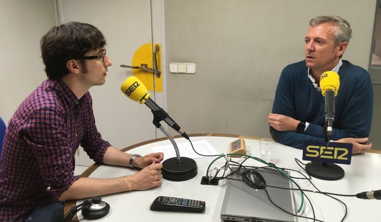 El vicepresidente de la Xunta, Alfonso Rueda, con Ricardo Rodríguez antes de la entrevista.