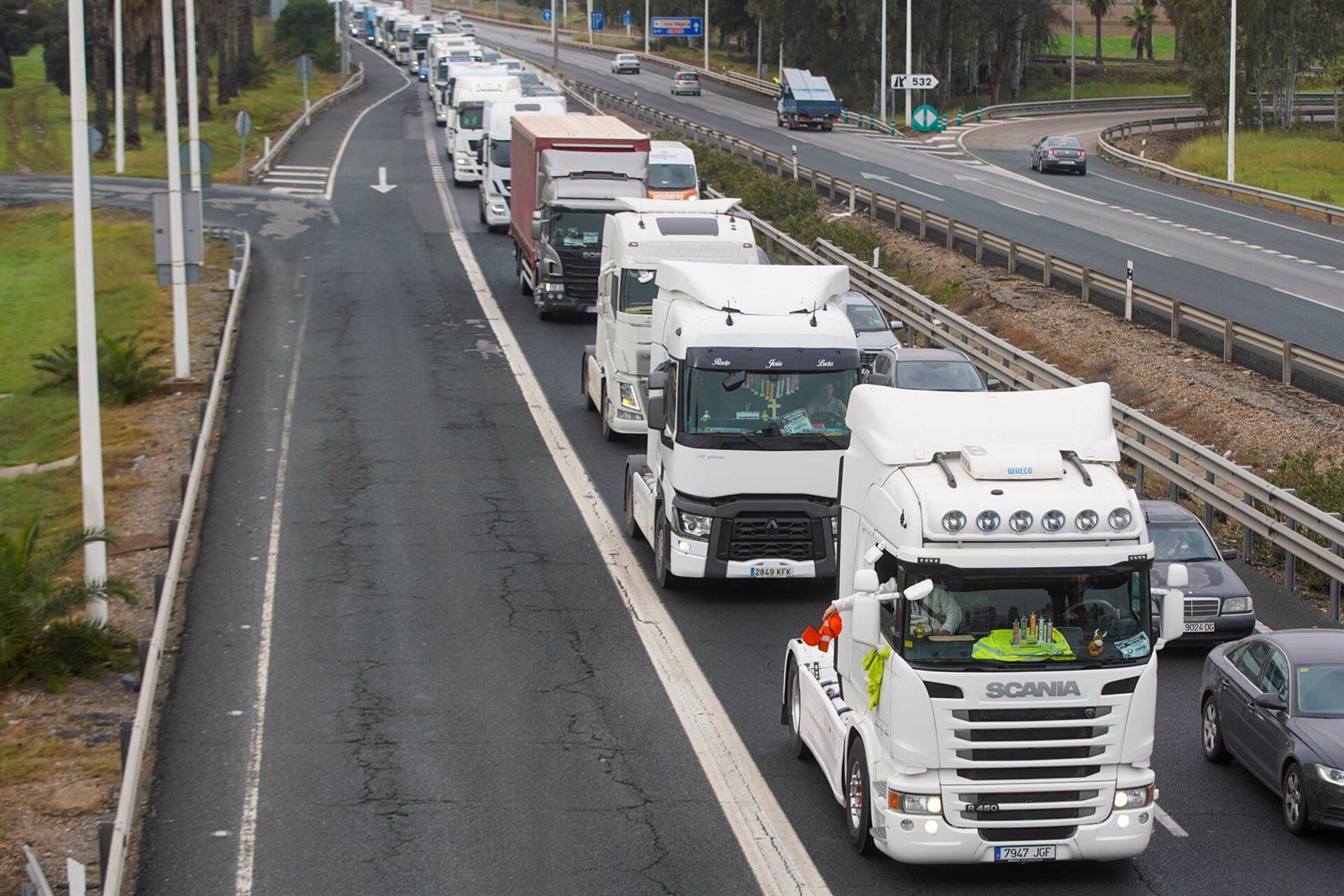 Marcha lenta de camiones en las carreteras de Sevilla,