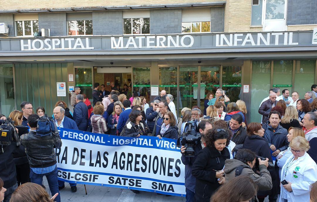 Concentración de sanitarios granadinos a las puertas del hospital Materno-Infantil del Virgen de las Nieves de Granada contra la última agresión a compañeros