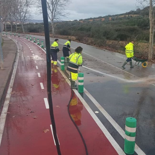 Operarios limpiando la carretera hacia el campo de golf de Cabanillas