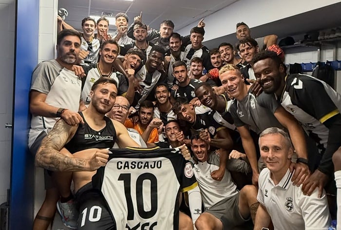 La plantilla celebra el triunfo