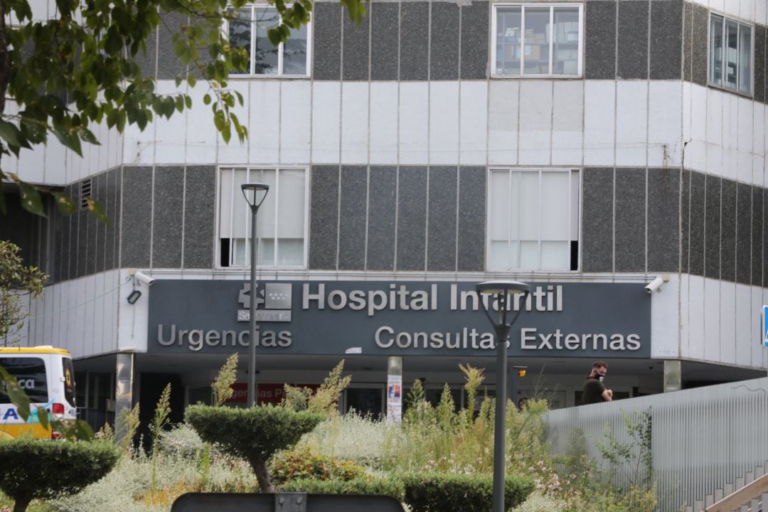 Fachada del Hospital de La Paz, en Madrid, que se une a la vacunación de estos grupos.