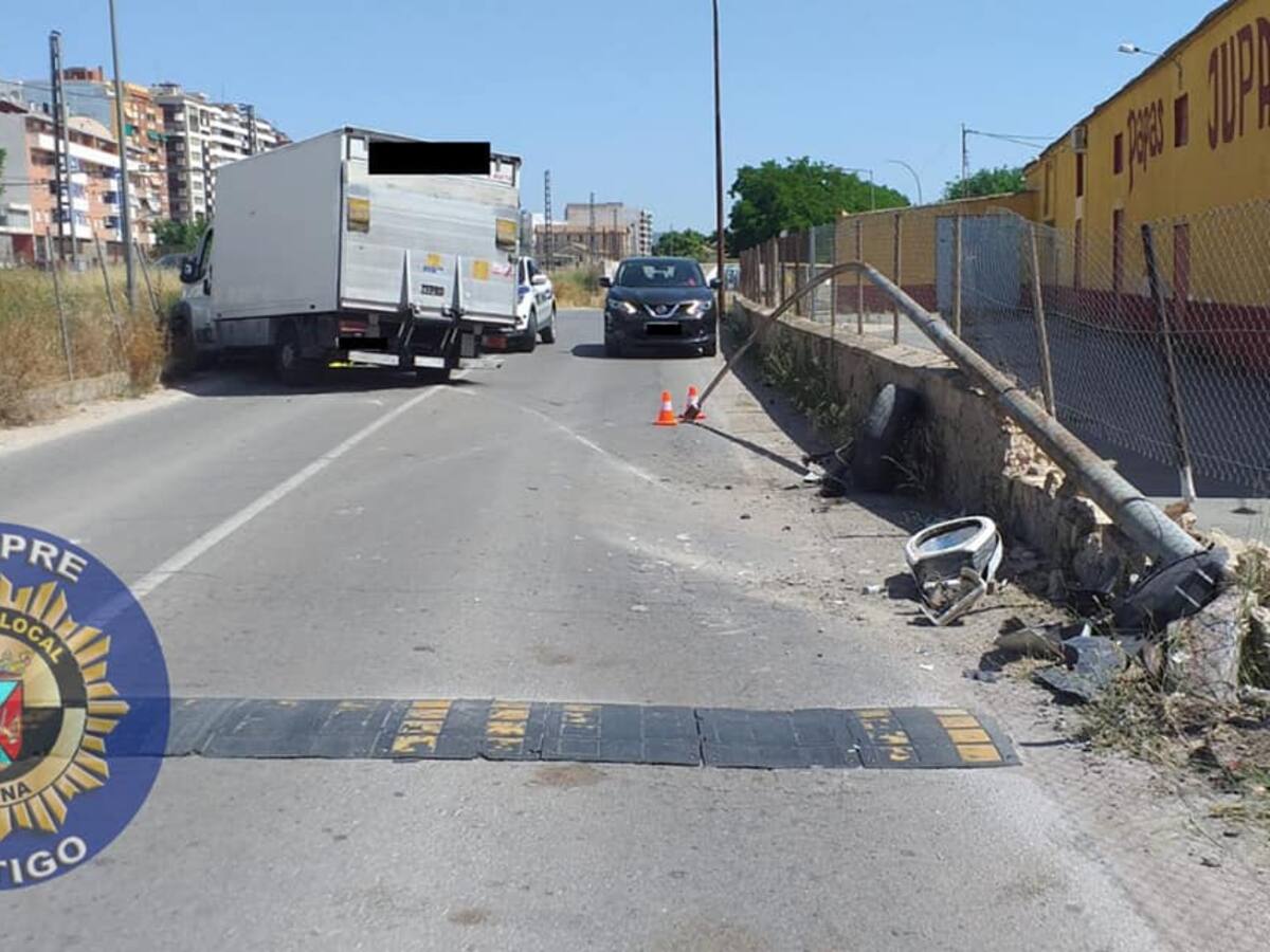 Un camión se sale del vial en los Altos de la Condomina