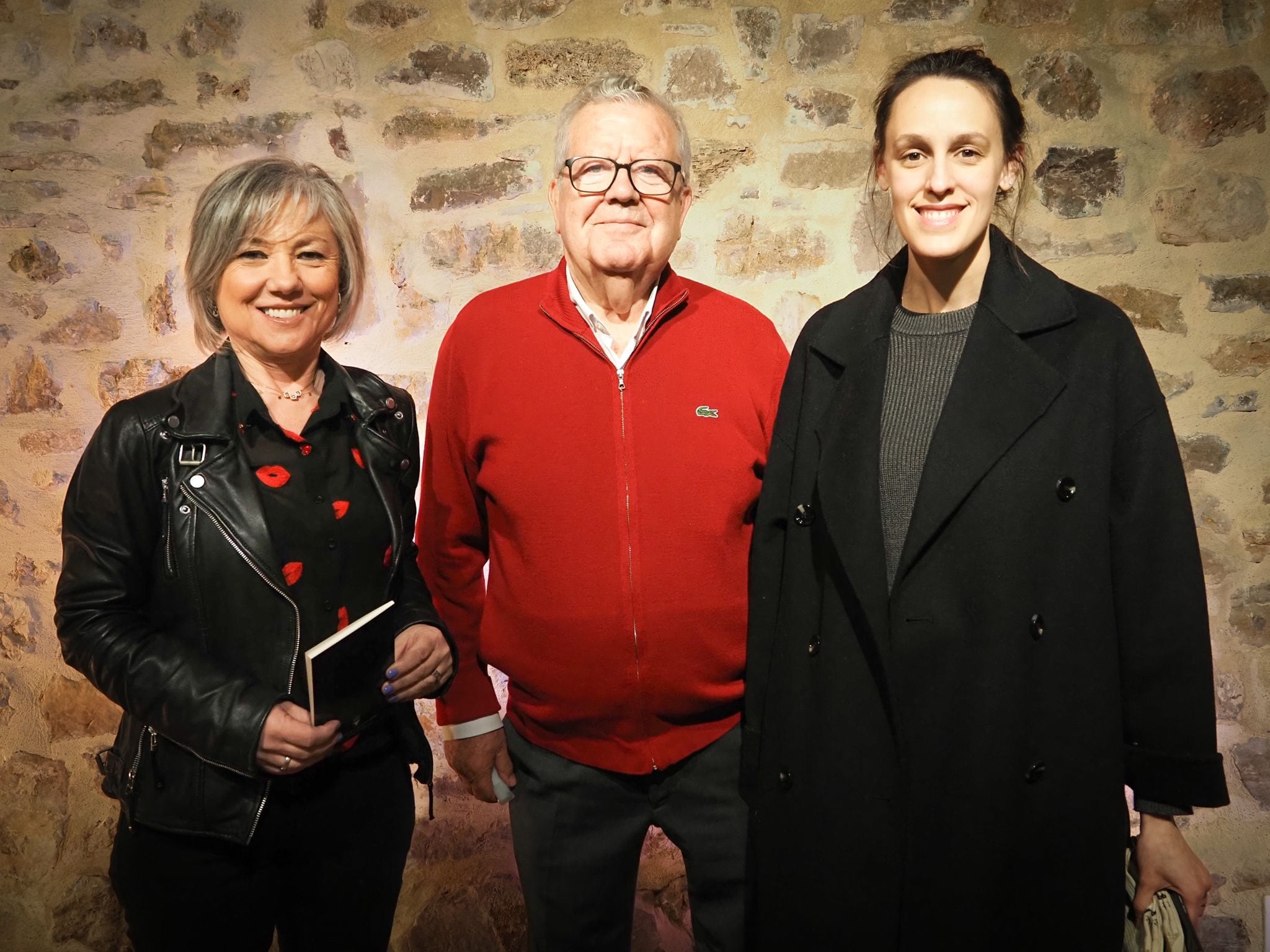 La alcaldesa de Aguilar de Campoo, María José Ortega junto al galardonado y la Concejala del área de Cultura, Sandra Ibáñez Diez