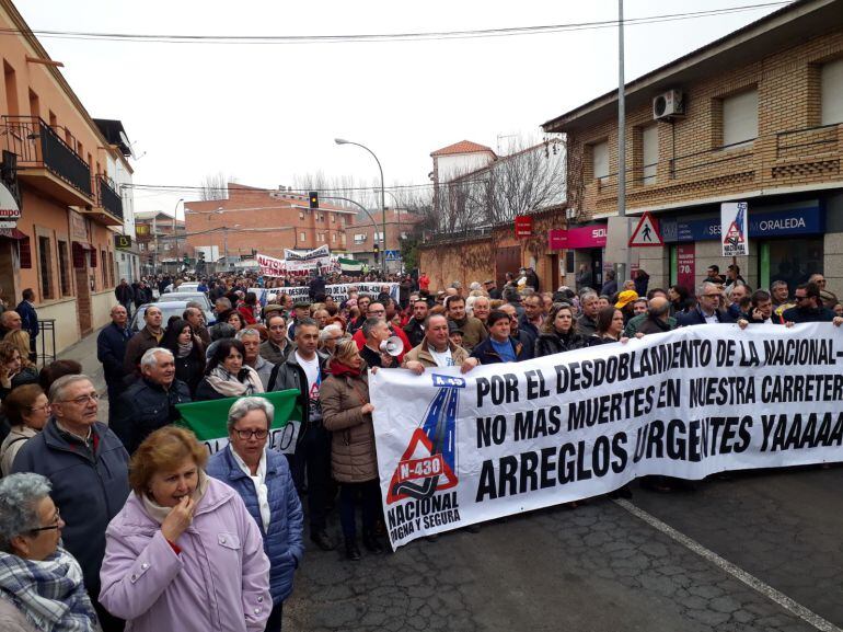 Los vecinos de más de medio centenar de localidades de Ciudad Real, Badajoz y Cáceres se han vuelto a movilizar este jueves en Piedrabuena