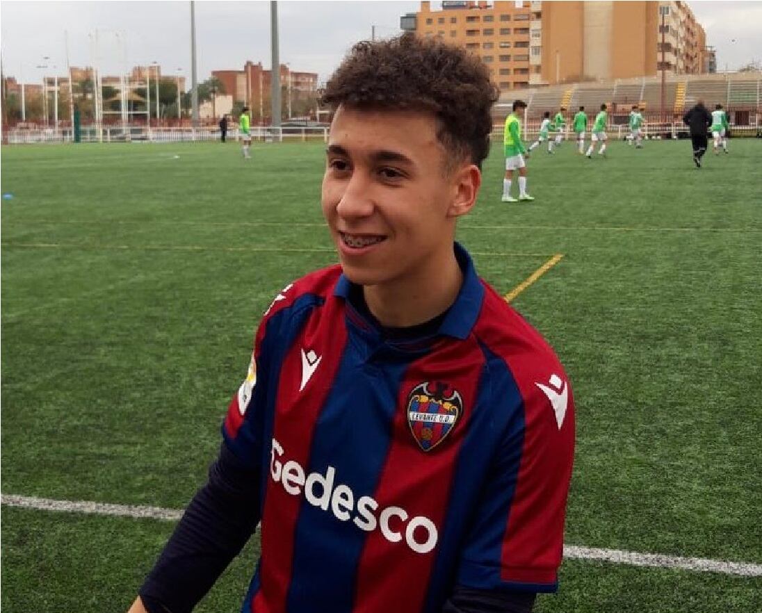 Pablo López con la camiseta del Levante