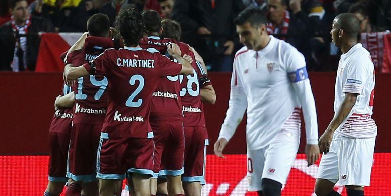 Los jugadores de la Real celebran el primer gol en el Pizjuán