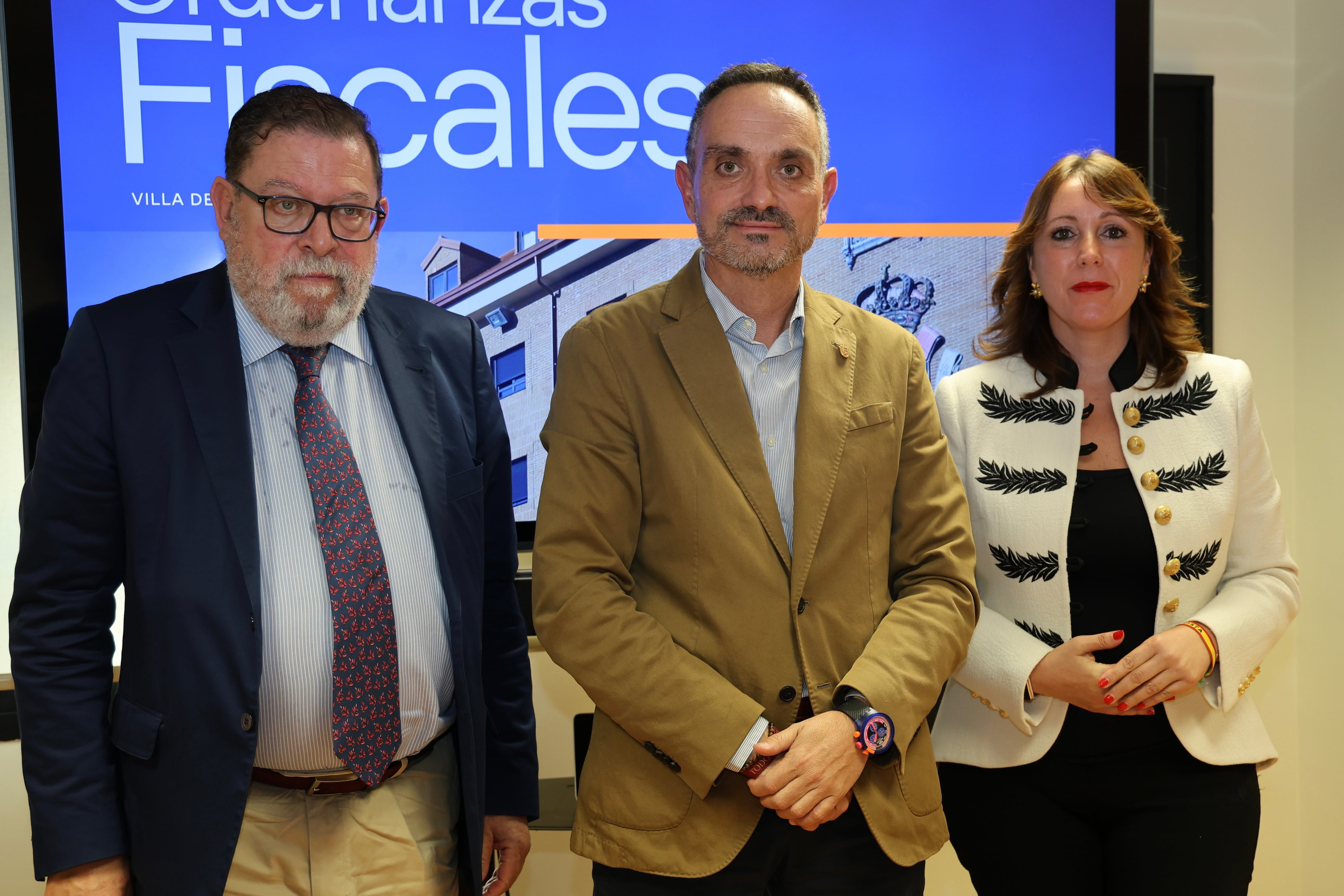 El alcalde de Móstoles, Manuel Bautista junto a la portavoz de Vox, Nieva Machín y el concejal de Hacienda, Alberto Rodríguez de Rivera durante la presentación de las Ordenanzas Fiscales