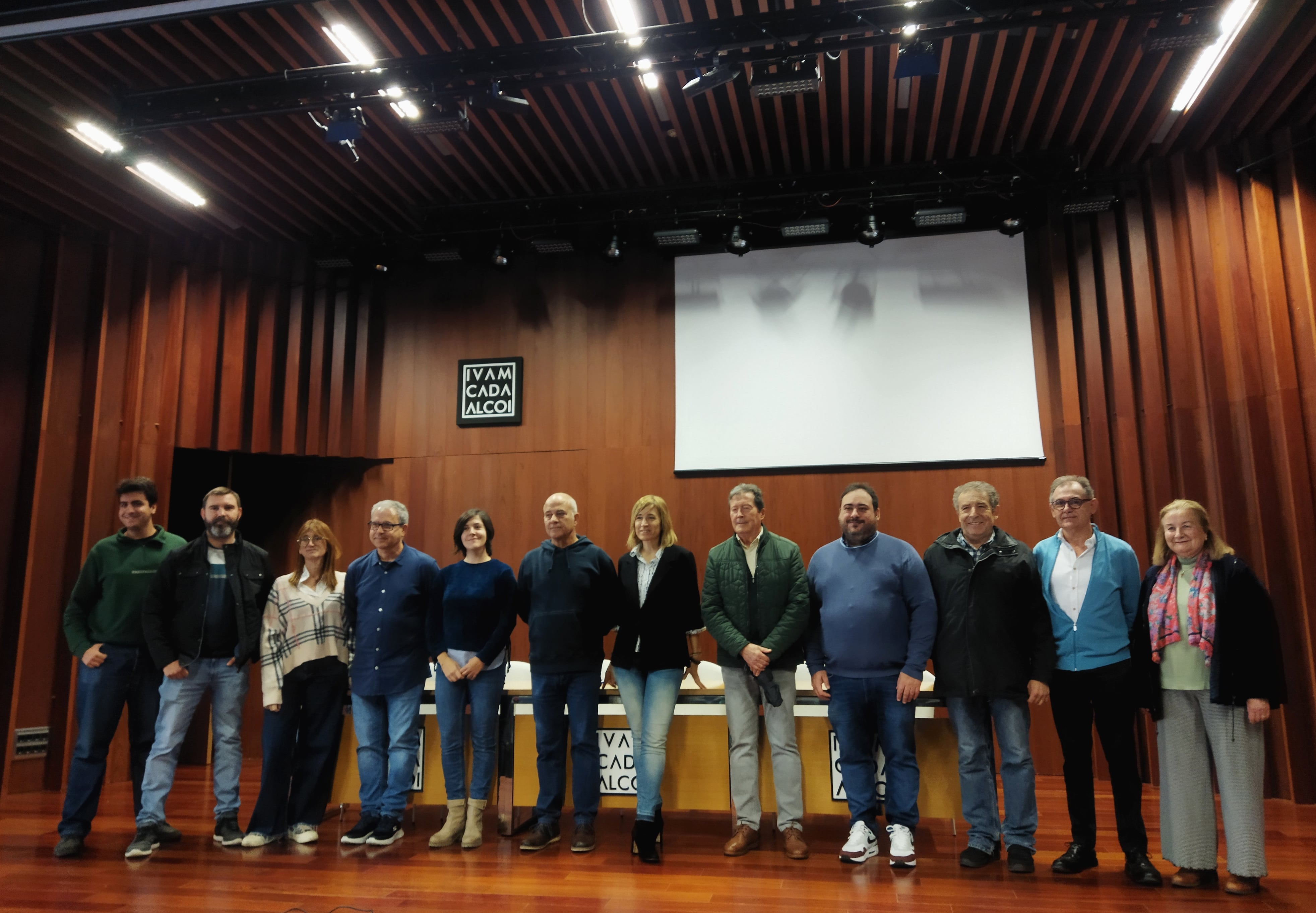 Representantes de las entidades que integran la Comisión de Santa Cecilia de Alcoy, del Conservatorio de Música Juan Cantó y la edil de Cultura este jueves en el IVAM CADA Alcoi.