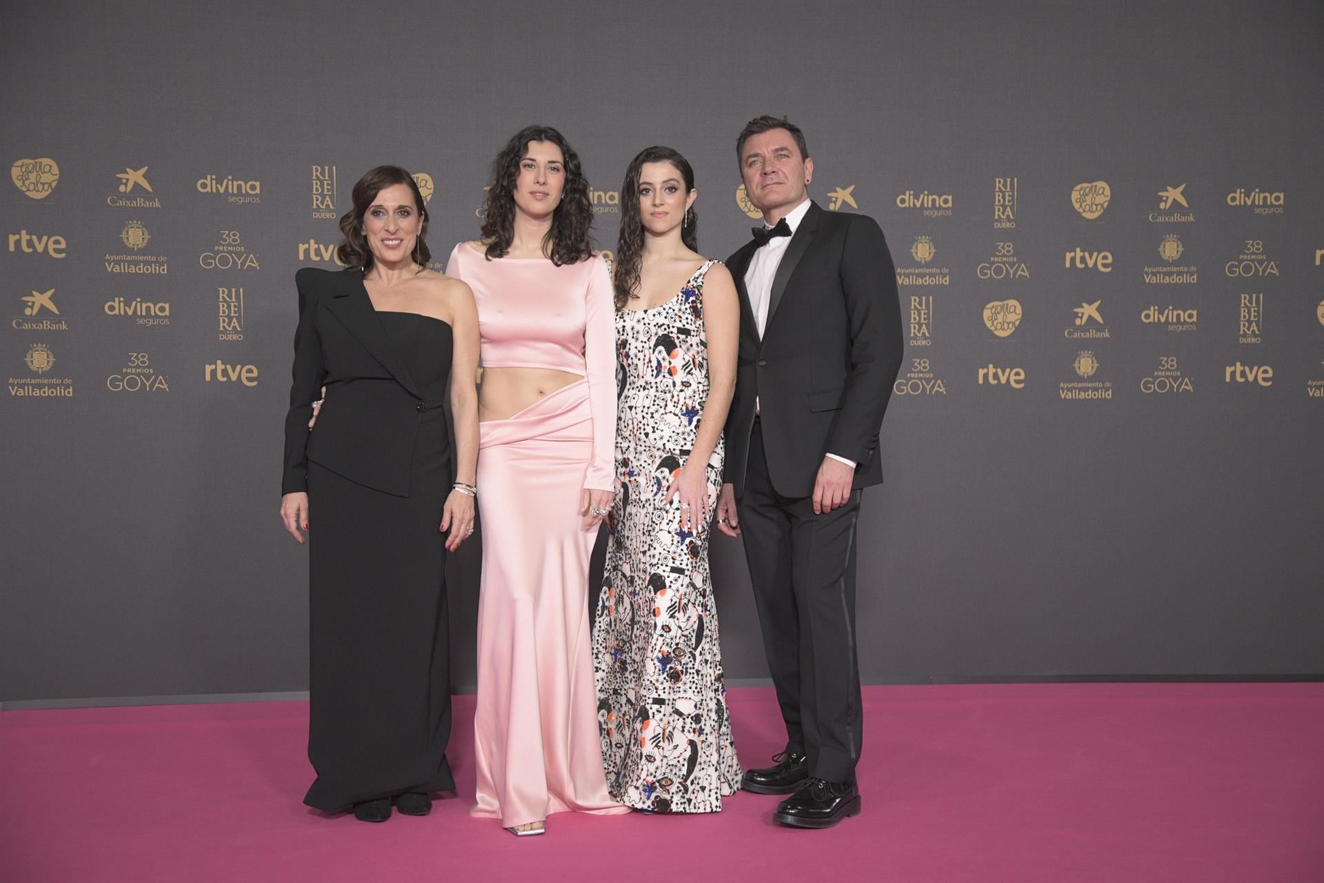 El equipo de &#039;La Creatura&#039; posa en la alfombra rosa previa a la gala de la 38 edición de los Premios Goya, en el Auditorio Feria de Valladolid, a 10 de febrero de 2024, en Valladolid, Castilla y León (España). - José Oliva - Europa Press