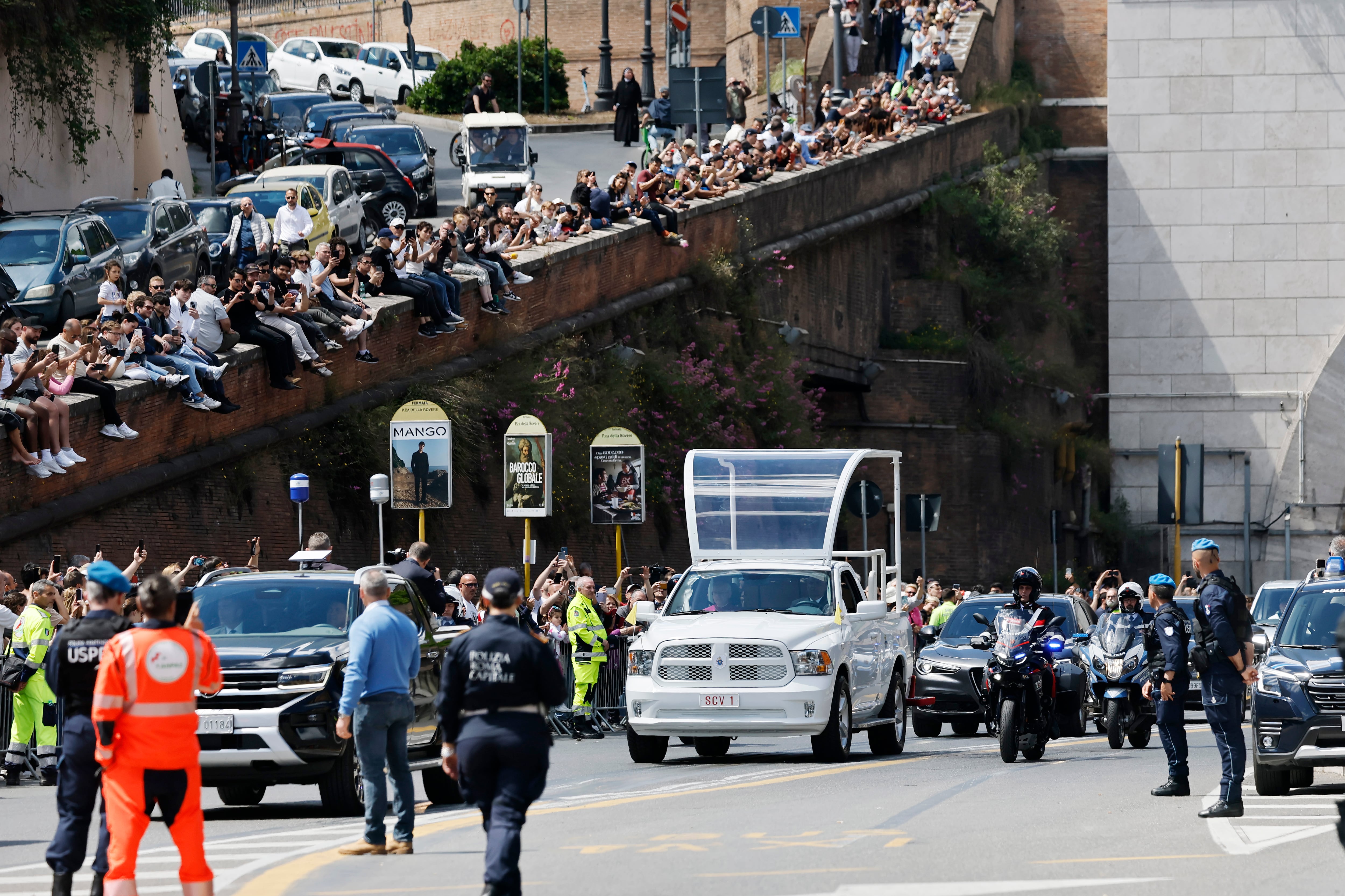Así es el 'papamóvil' adaptado que ha llevado el féretro del papa Francisco del Vaticano a Santa María la Mayor