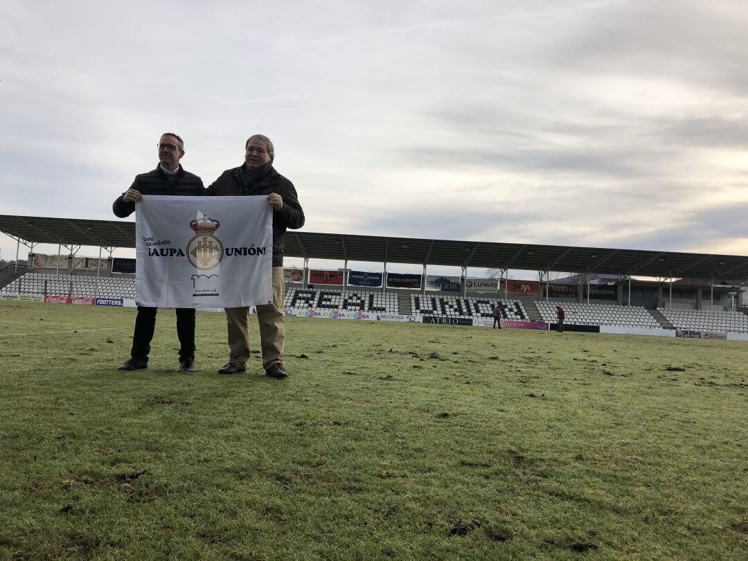 Gorka Etxeberria posa sobre el maltrecho césped del Stadium Gal con el presidente, Ricardo García