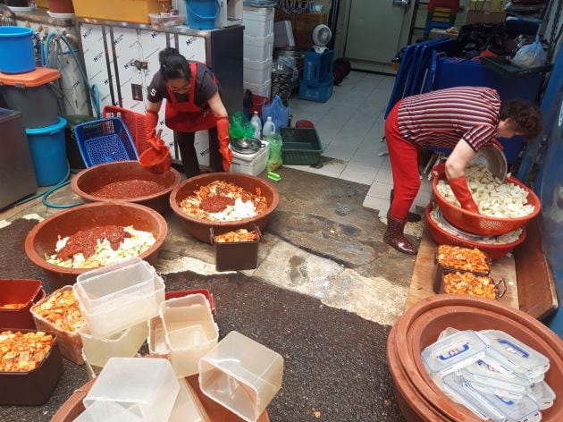 Preparando kimchi a lo grande (Gwangjang Market).