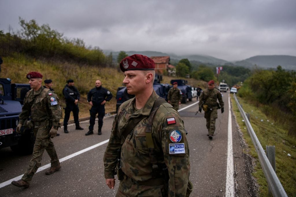 Soldados de la KFOR de la OTAN en la frontera de Kosovo en 2021.