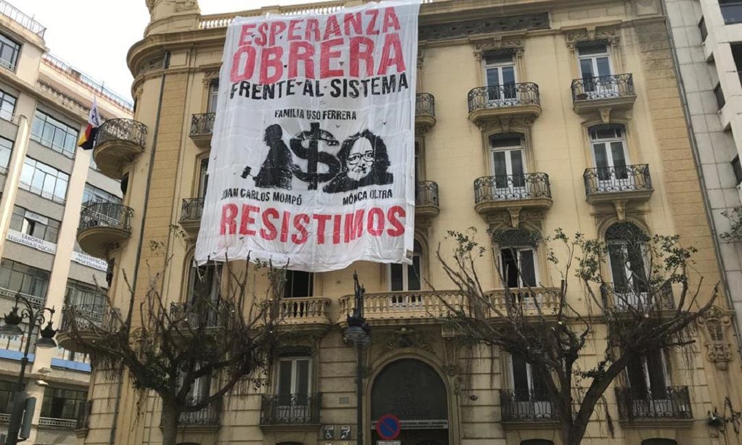 Pancarta que Esperanza Obrera ha colocado en el edificio del número 80 de la calle Colón