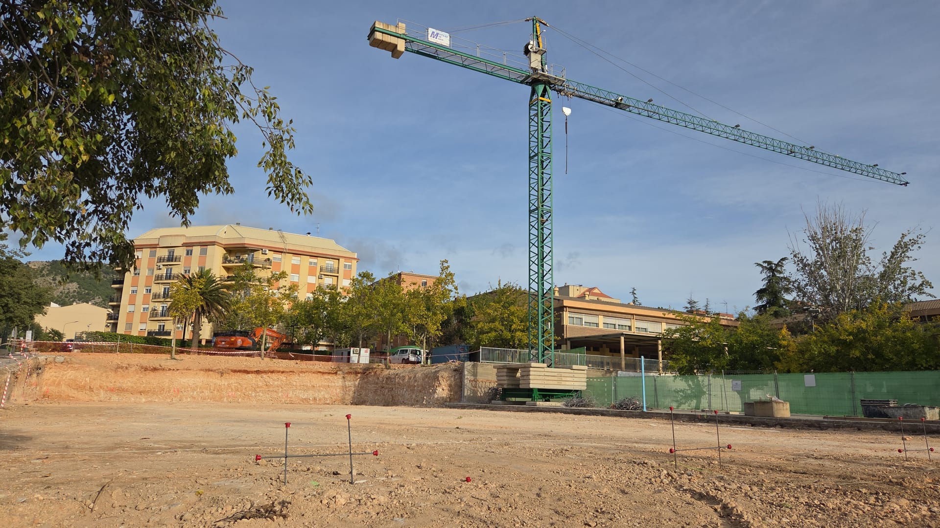 Obras del pabellón de gimnasia junto a la sede temporal del Andreu Sempere en la EOI