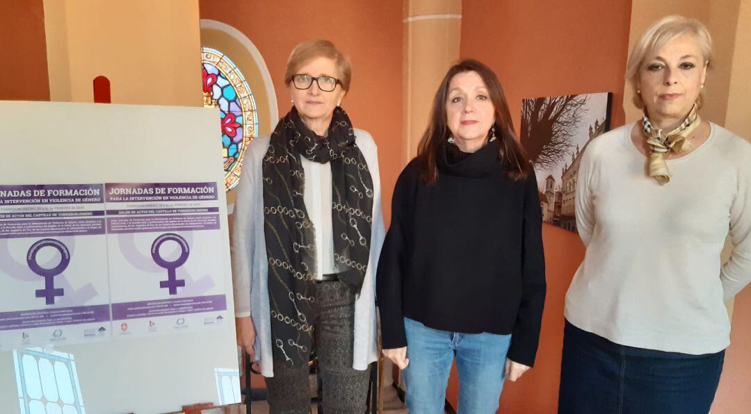 De izquierda a derecha: La concejala de Igualdad del Ayuntamiento de Torredonjimeno, Juana Mari Escribano; la letrada del Centro Municipal de Información a la Mujer, Estela Sánchez; y la informadora del centro, Marina Heredia.