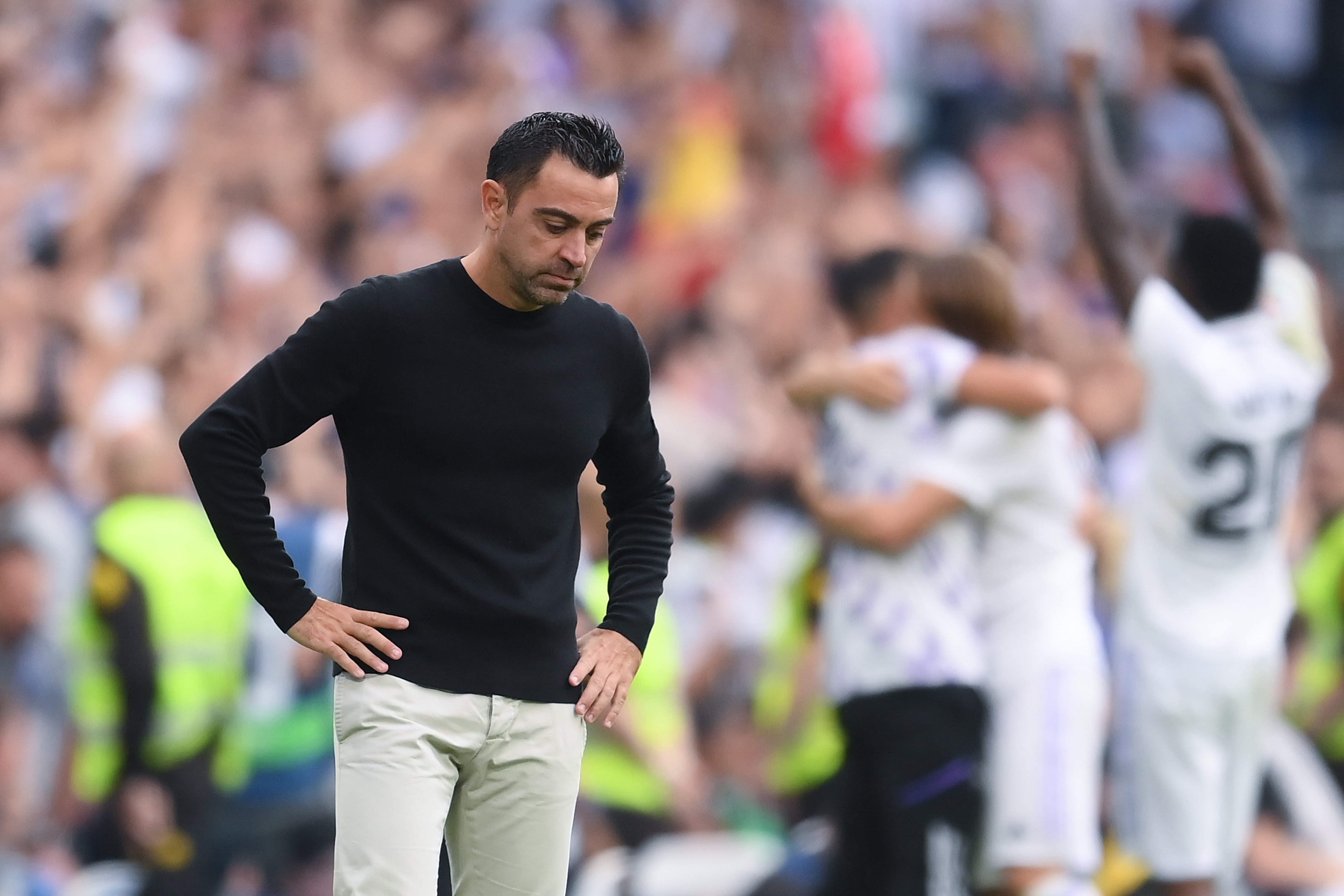 Xavi, cabizbajo en el Bernabéu.