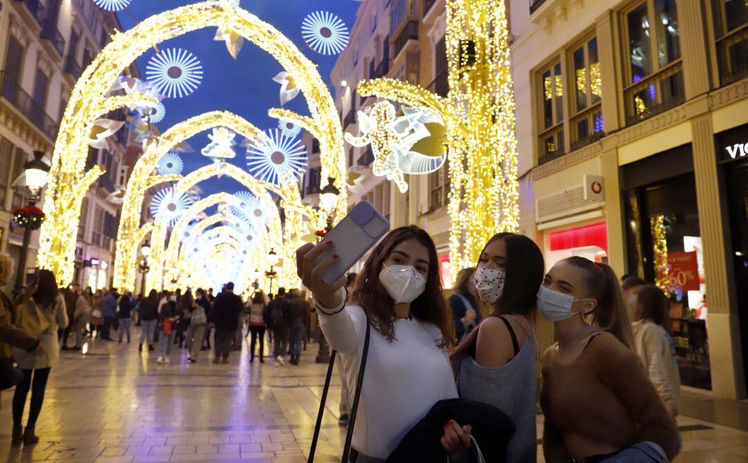 Inauguración de las luces navideñas en la céntrica calle Larios de Málaga, que este año no celebrará su tradicional espectáculo de luz y sonido ha causa de las restricciones impuestas por la Covid-19. 