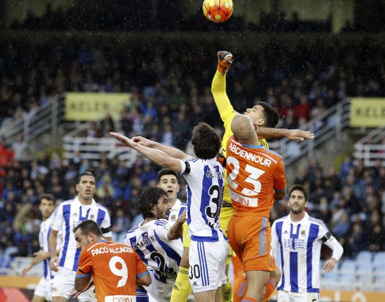 GRA167. SAN SEBASTIÁN, El portero de la Real Sociedad, el argentino Gerónimo Rulli (c), despeja el balón durante el partido ante el Valencia de la decimonovena jornada de la Liga de Primera División que se juega hoy en el estadio de Anoeta, en San Sebasti