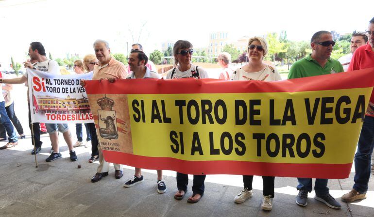 Vecinos de Tordesillas reunidos a las puertas de las Cortes de Castilla y León