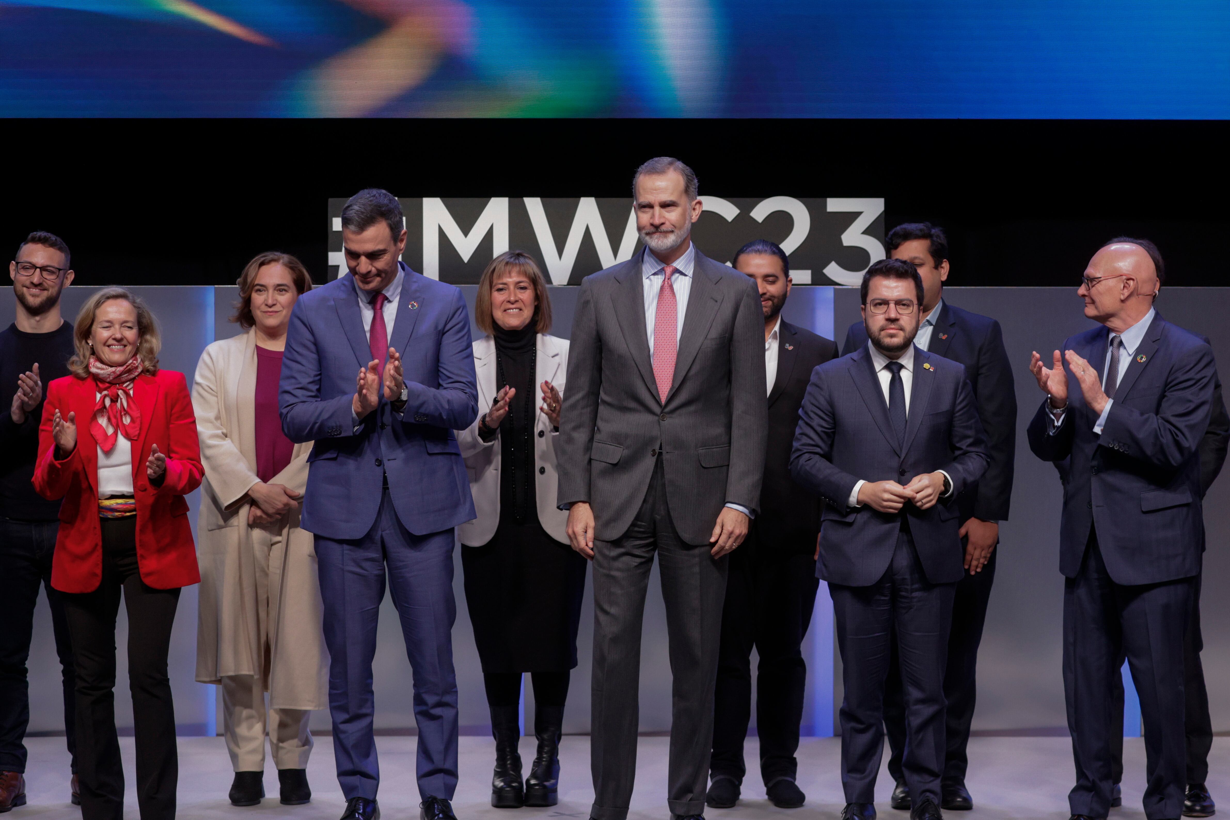 El rey Felipe VI (c) ,el presidente del Gobierno, Pedro Sánchez (4i), el presidente de la Generalitat, Pere Aragonès (2d), la alcaldesa de Barcelona, Ada Colau (3i), la vicepresidenta del Gobierno y ministra de Economía, Nadia Calviño (2i) y el consejero delegado de la GSMA, John Hoffman(d) posan durante la inauguración del MWC.