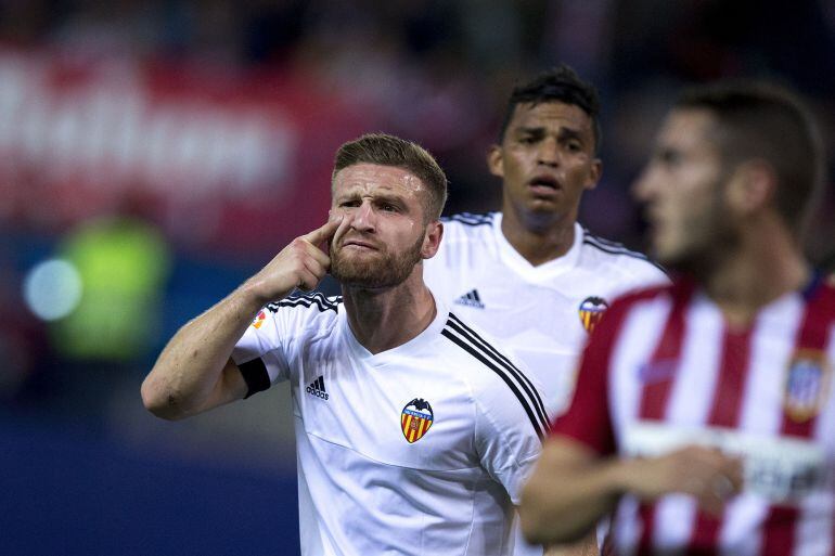 MADRID, SPAIN - OCTOBER 25:  Shkodran Mustafi (R) of Valencia CF protests to the referee during the La Liga amtch between Club Atletico de Madrid and Valencia CF at Vicente Calderon Stadium on October 25, 2015 in Madrid, Spain.  (Photo by Gonzalo Arroyo Moreno/Getty Images)