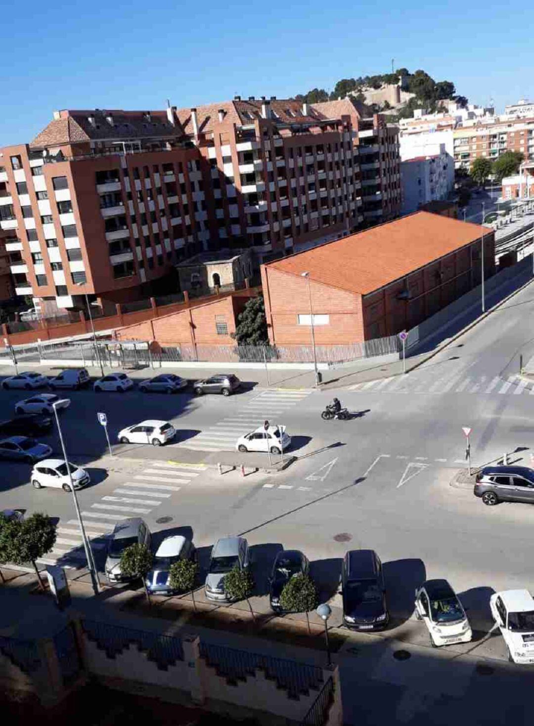 Cruce entre la avenida Joan Fuster y la calle Manuel Lattur.