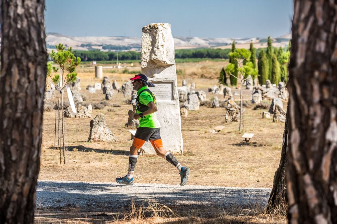 Un corredor de la RRE a su paso por el yacimiento arqueológico de Pintia