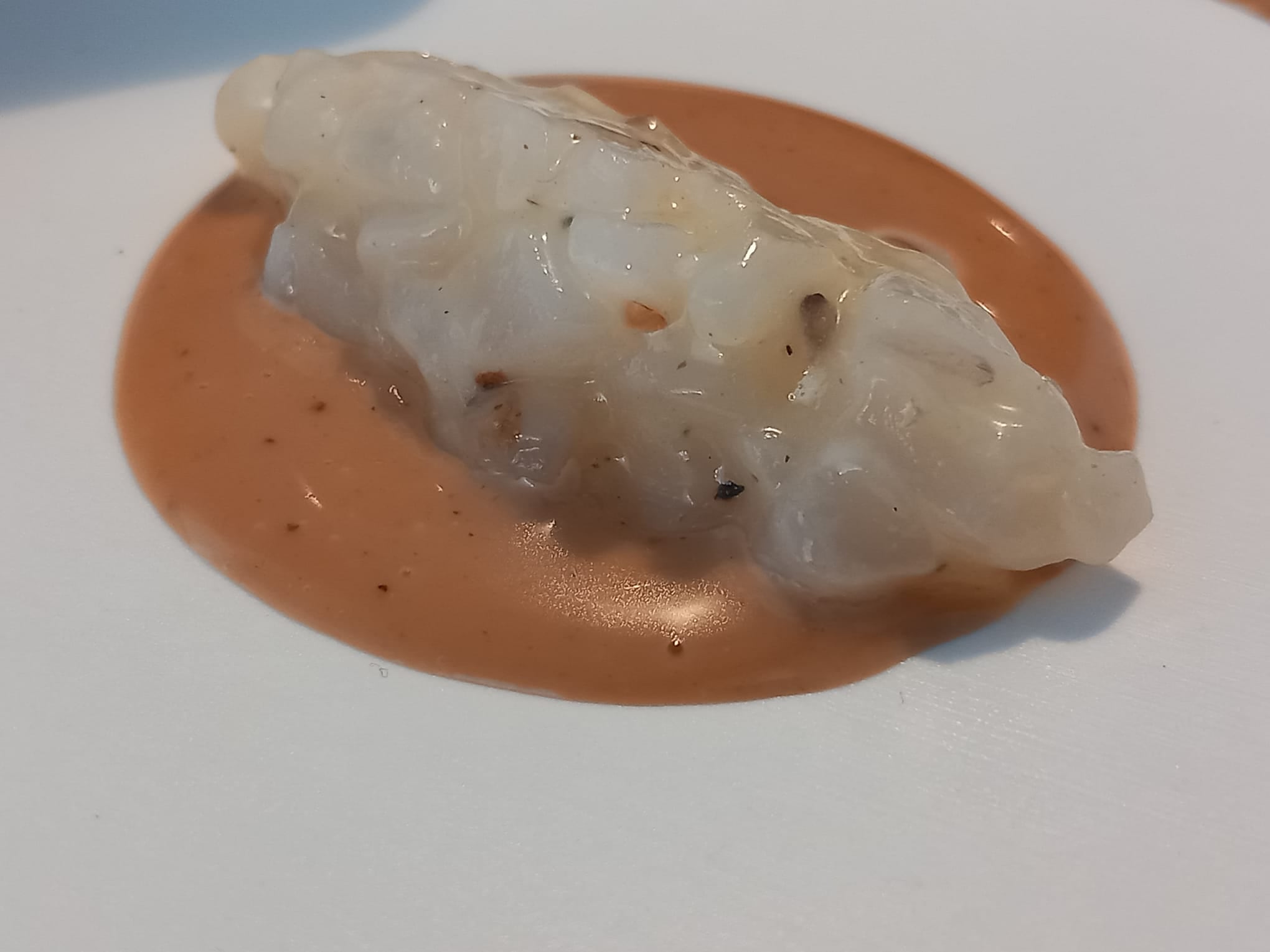 Tartar de calamar con mantequilla tostada, pimienta negra y emulsión del guiso