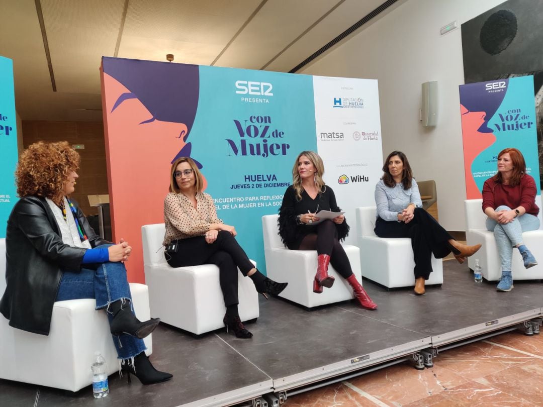 Imagen de la primera mesa redonda de Con voz de Mujer.