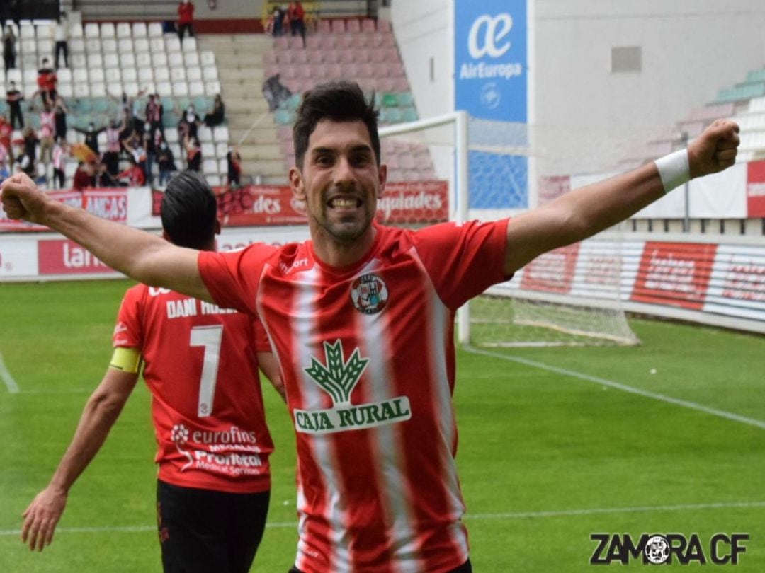 Carlos Ramos celebra el primer gol del equipo