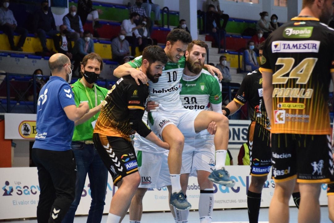 Ander Torriko en el momento de ser retirado de la pista tras su lesión en Puente Genil 