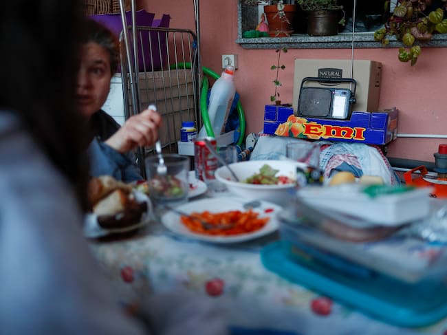 LUGO, 29/04/2025.-Una familia cena ayer al sur de Lugo, sin luz, solo con velas y una radio. Galicia recupera paulatinamente el suministro eléctrico después del apagón generalizado que sufrió este lunes con importantes afectaciones al tráfico aéreo y ferroviario, la movilidad en general y todas las actividades de los ciudadanos, y cuyas causas aún no han sido aclaradas.-EFE/EliseoTrigo