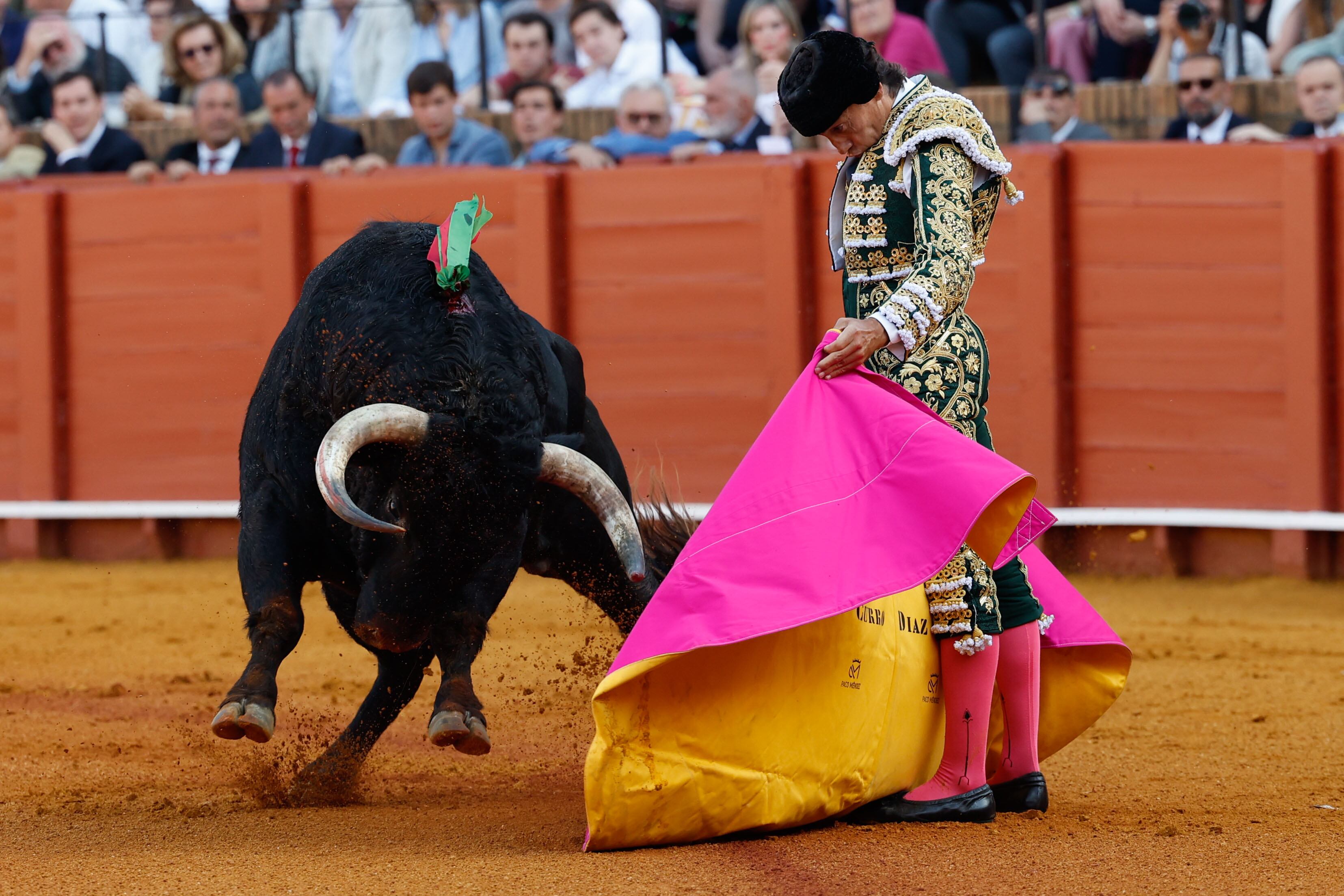 SEVILLA, 29/04/2025.- El diestro Curro Díaz lidia un toro este martes, durante el tercer día de la Feria de Abril de la Maestranza, en Sevilla. EFE/ Julio Muñoz