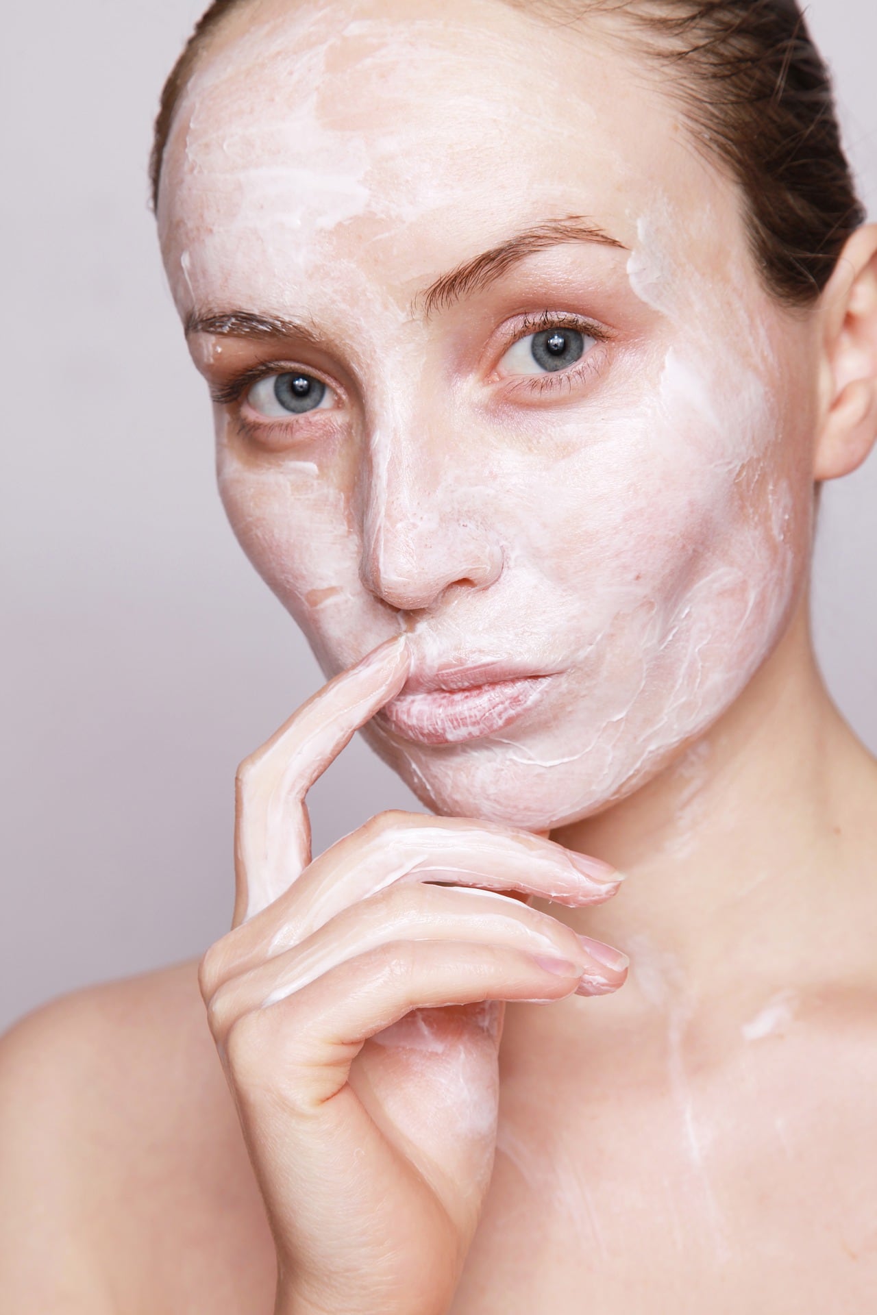 Mujer con una crema facial