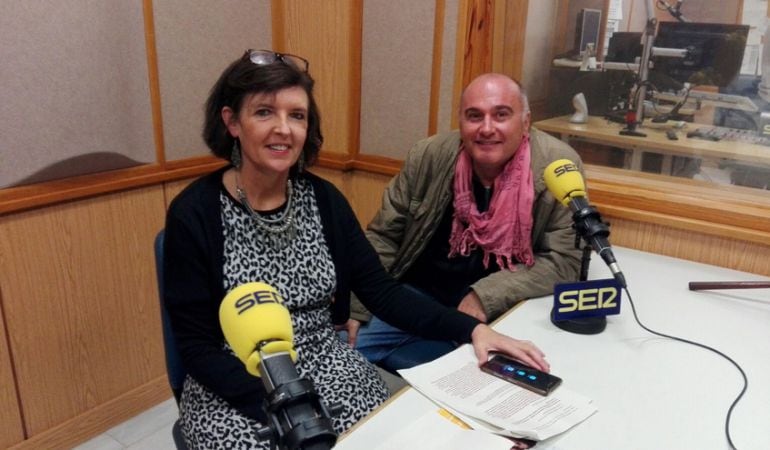 Trinidad López e Ildefonso Blanco en el estudio de Radio Sevilla