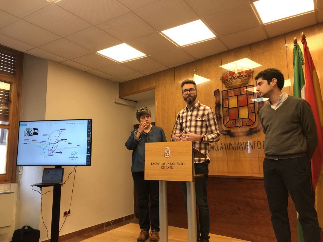 Lucía Real, Javier Ureña y Estanislao Cantos, durante la presentación del plan de movilidad que plantea Adelante Jaén.