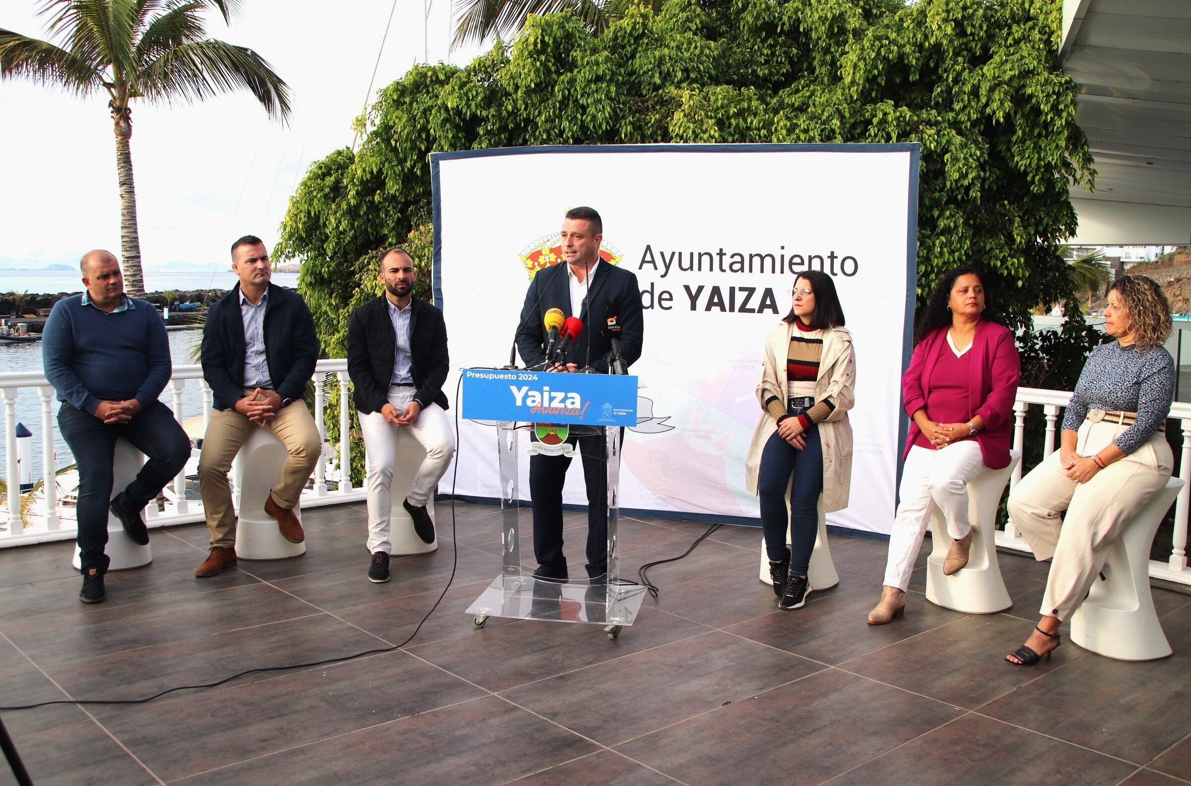 El alcalde de Yaiza, Óscar Noda, junto a casi todo su grupo de Gobierno.