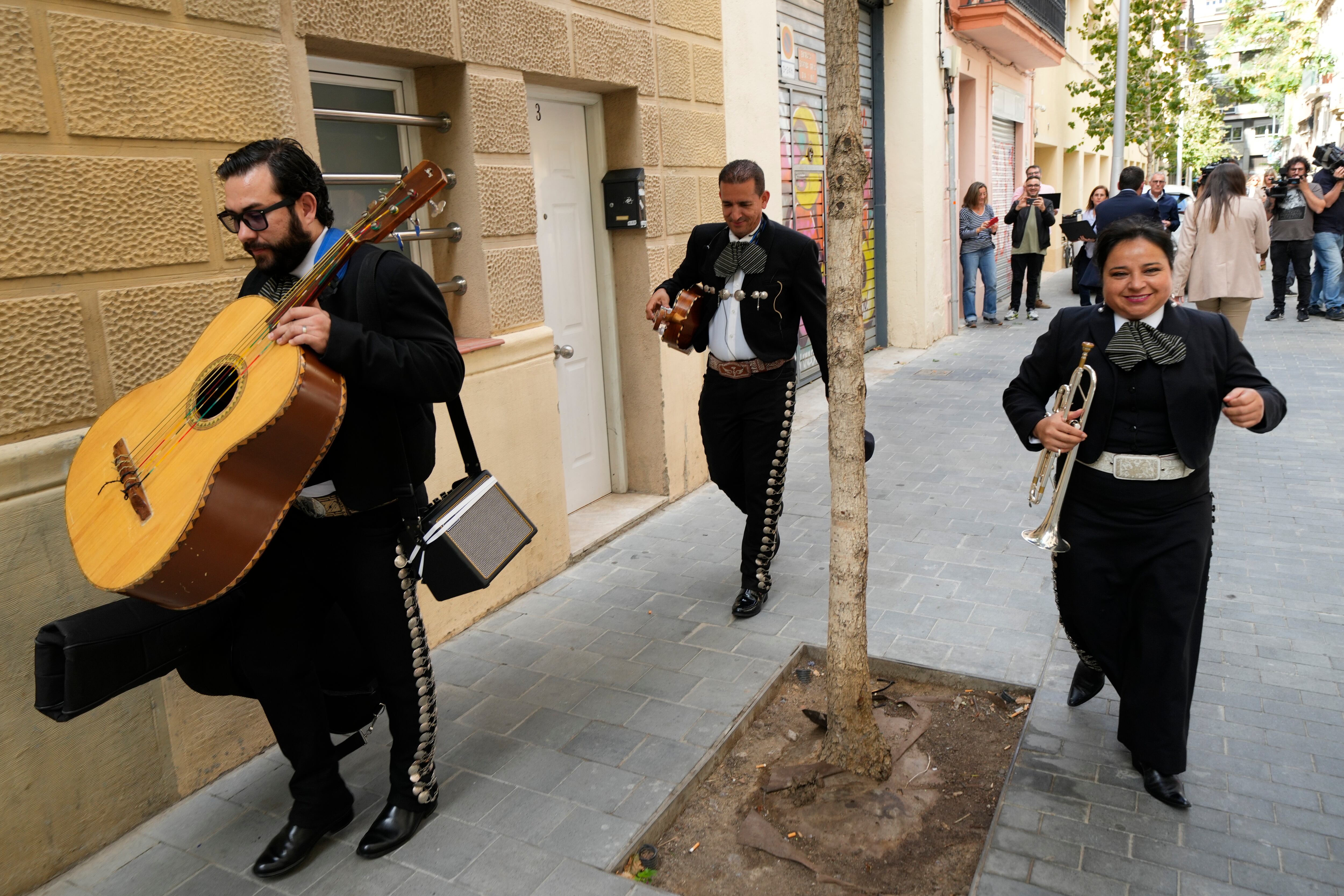 Un grupo de mariachis llega a la sede de JxCat, este jueves en Barcelona en que la dirección del partido sigue debatiendo sobre si debe abandonar o no el Govern