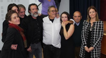 Benito Rabal, en el centro, abraza a su hija Guevara Rabal durante el homenaje despedida a Asunción Balaguer. A la izquierda de Benito, el actor Ginés García Millán, y a la derecha de la imagen, la alcaldesa de Águilas, Mª Carmen Moreno.