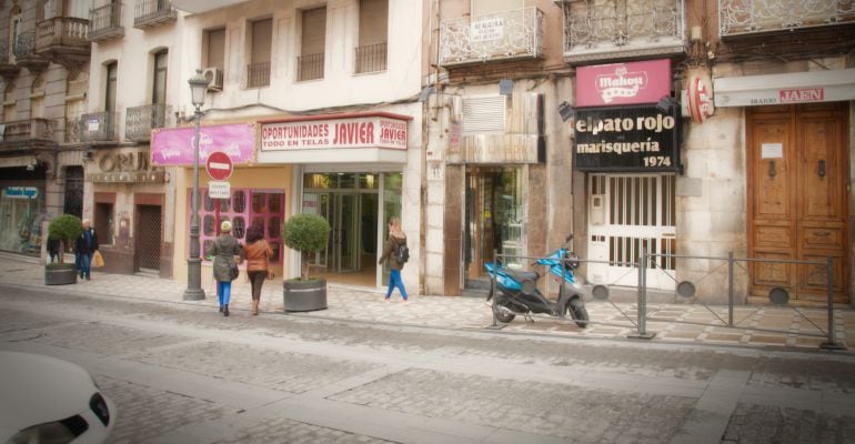 Varios comercios en la calle Bernabé Soriano de Jaén.