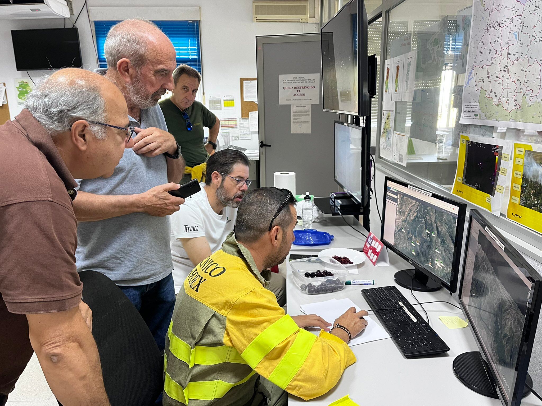 Los medios del Plan Infoex , del gobierno central y de la UME trabajan en el  incendio del Valle del Jerte