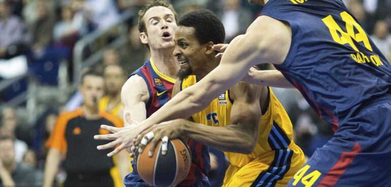 LUS638 BERLÍN (ALEMANIA), 02/01/2015.- Clifford Hammonds (c), del Alba Berlín, en acción ante Marcelinho Huertas (i) y Ante Tomic (d), del Barcelona, durante el partido del Top 16 de la Euroliga de baloncesto que sus equipos disputaron en el pabellón O2 W