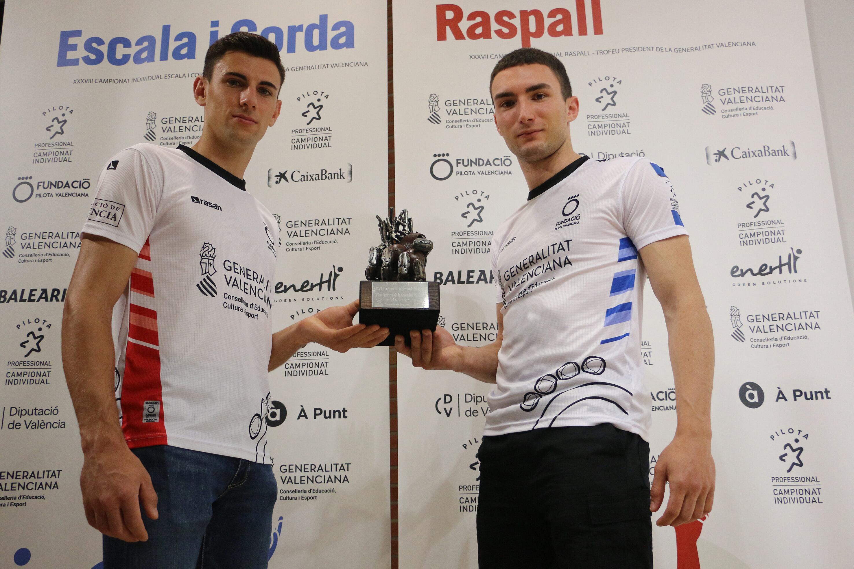 Foto dels finalistes amb la copa (Tonet IV a l&#039;esquerra i Iván d&#039;Ontinyent a la dreta)