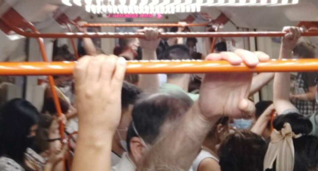 Un vagón atestado de gente en el Metro de Madrid.